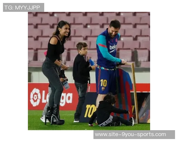 梅西与安东内拉泳池旁甜蜜拥吻社媒晒照引发热议 梅西与安东内拉泳池旁甜蜜拥吻社媒晒照引发热议